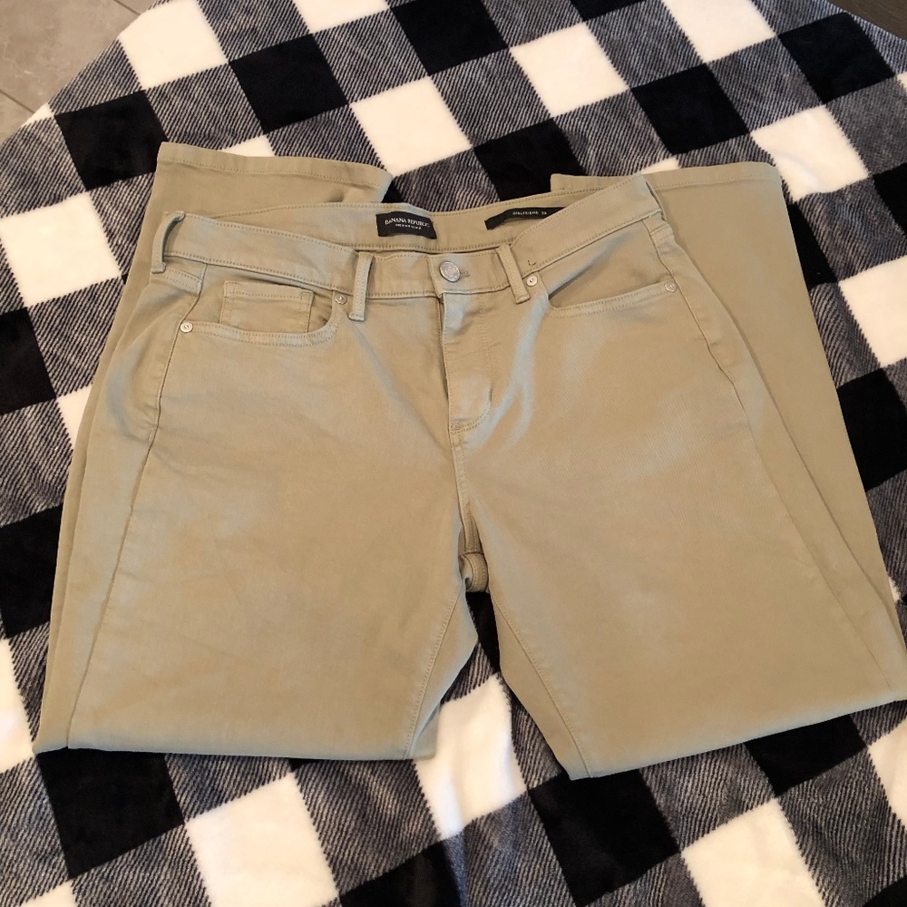 Banana Republic Premium Denim Girlfriend Jean 28